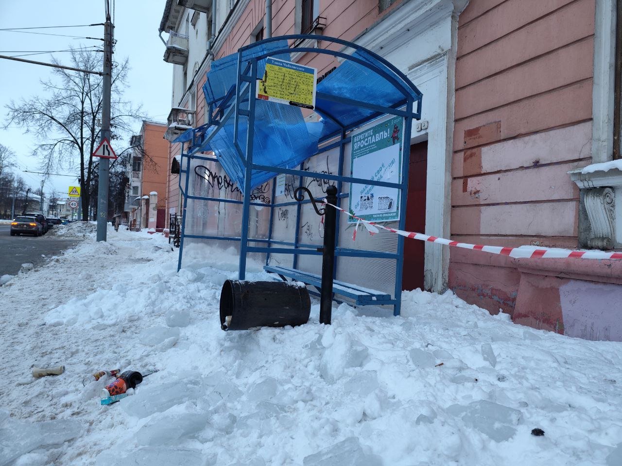 В Ярославле при очистке крыши от снега разгромили остановку