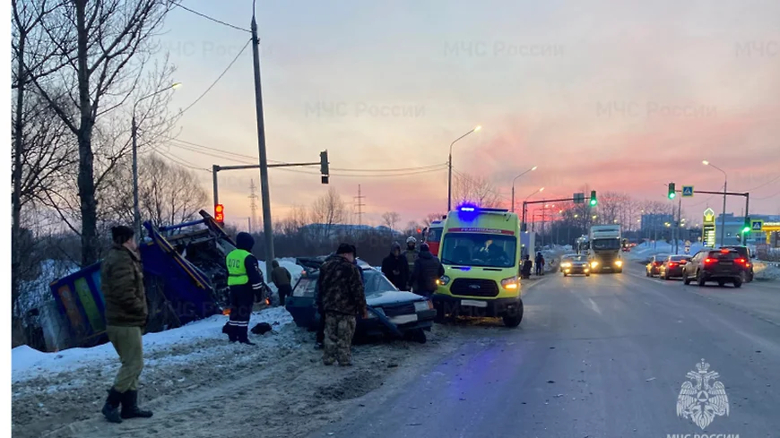 В Ярославле мусоровоз стал участником массового ДТП