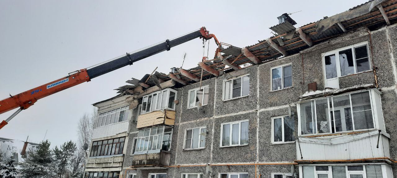 В селе под Ярославлем разбирают рухнувшую крышу на трехэтажке
