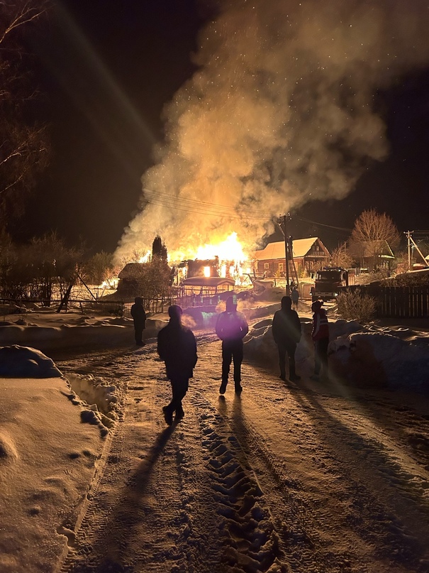 «Спаслись через кухонное окно»: в Ярославской области в Демино сгорел дом