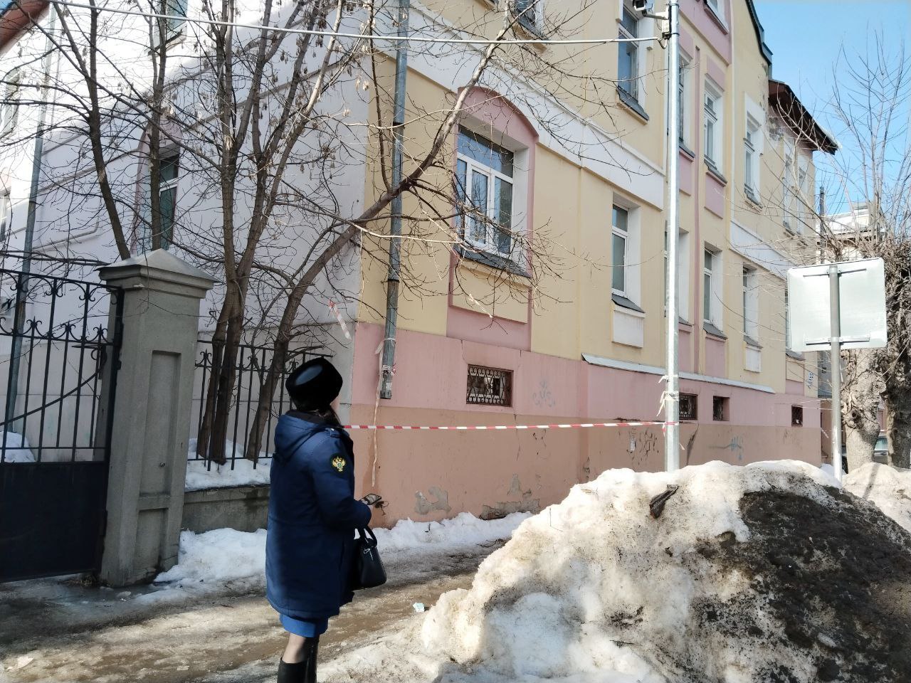 В Рыбинске глыба льда пробила голову женщине