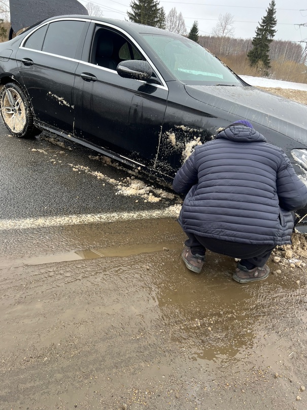 В Ярославской области из-за провала на дороге легковушку выкинуло под фуру