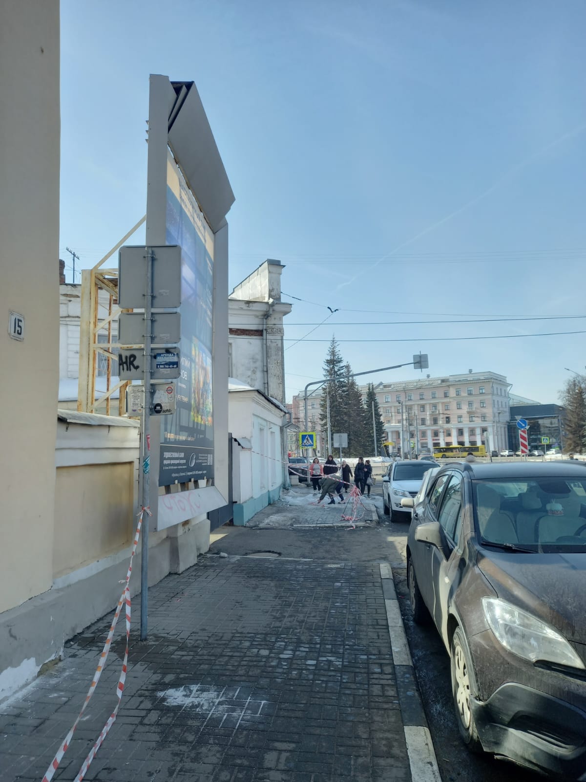 В центре Ярославля глыба льда едва не упала на группу школьников