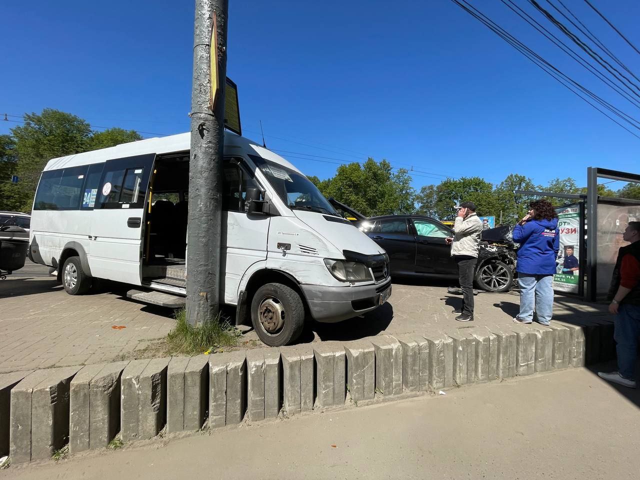 В Ярославле в результате массовой аварии автомобиль влетел в остановку В Ярославле в результате массовой аварии автомобиль влетел в остановку