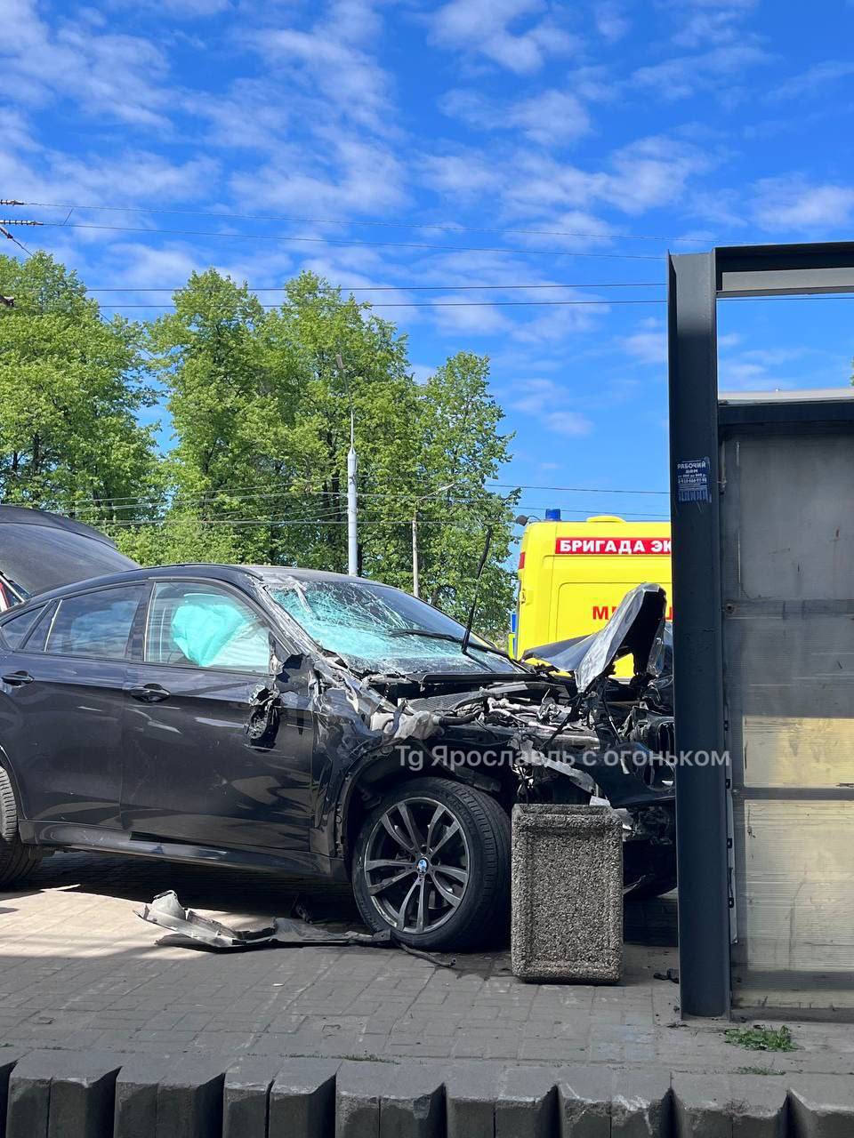 В Ярославле в результате массовой аварии автомобиль влетел в остановку В Ярославле в результате массовой аварии автомобиль влетел в остановку
