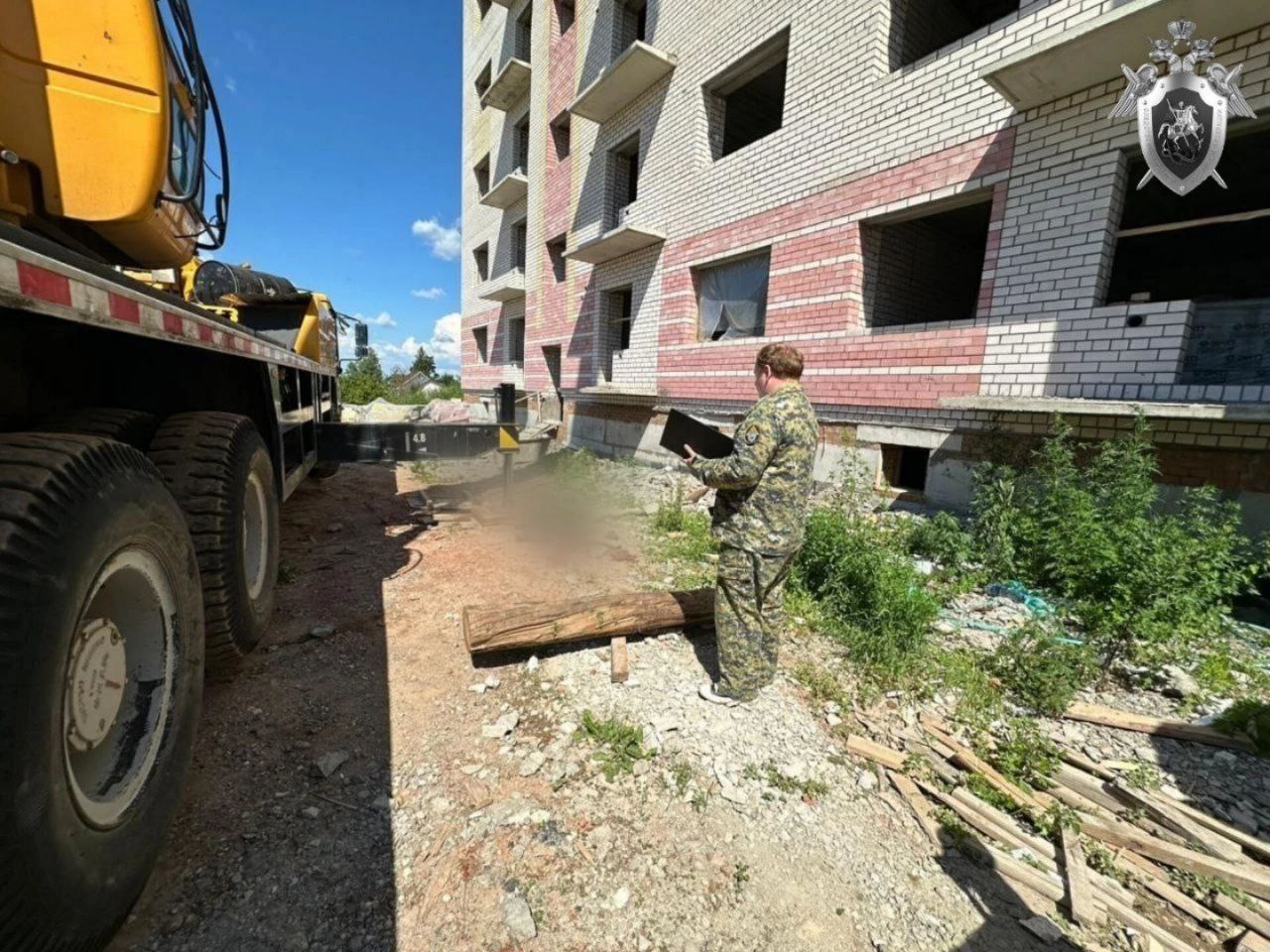 В Ярославской области погиб упавший с крыши рабочий