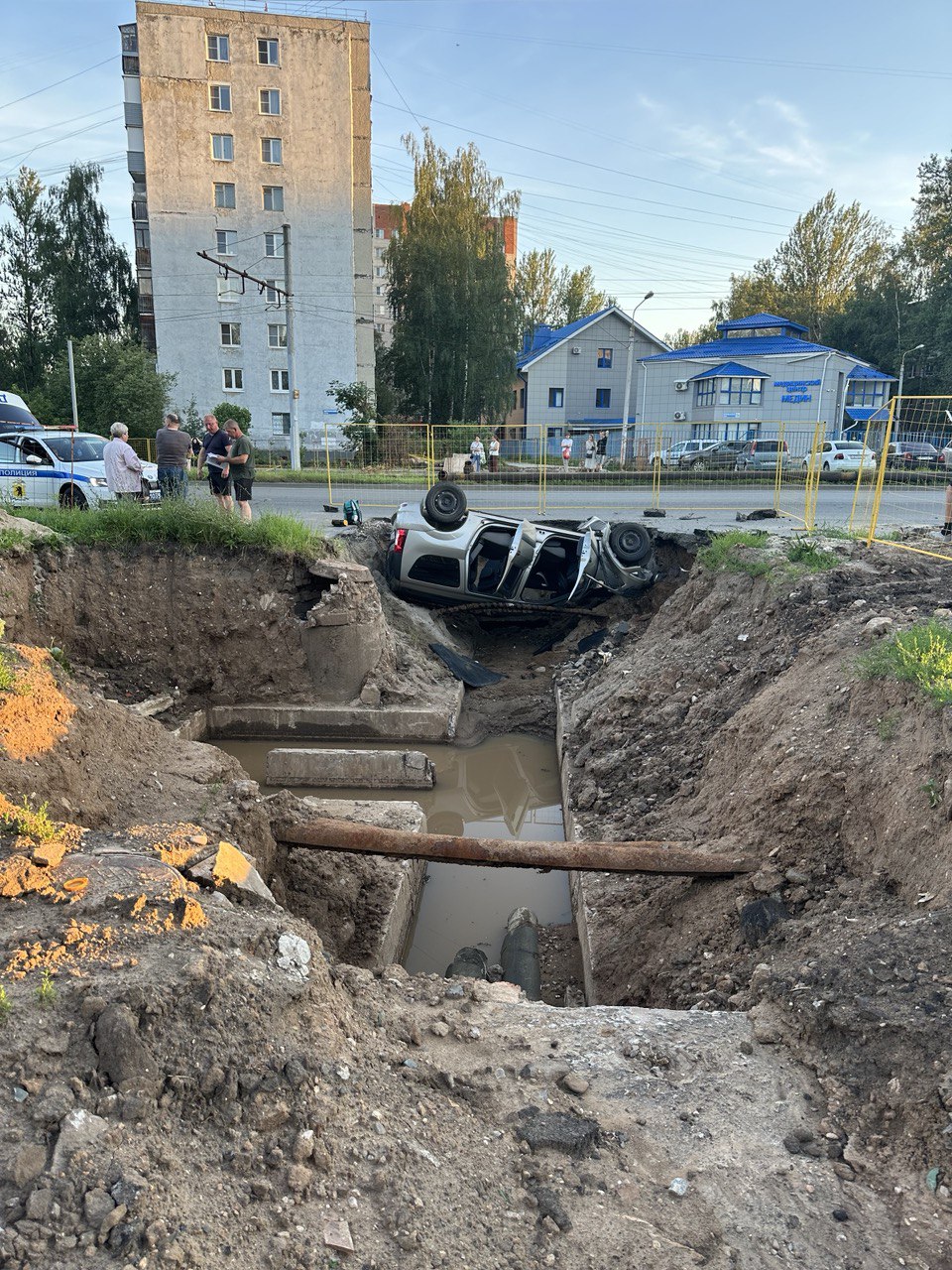 В Ярославле автомобиль улетел в разрытую теплотрассу