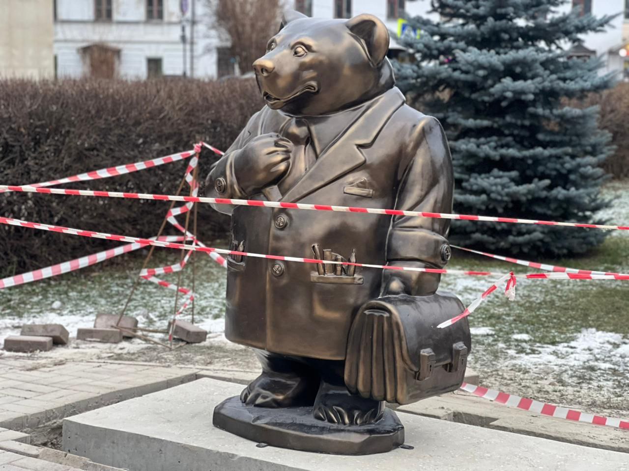 В Ярославле вандалы повредили недавно установленную скульптуру медведя