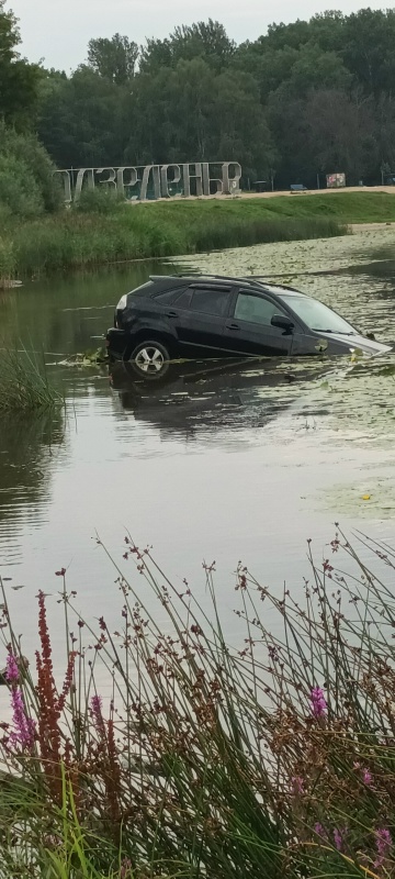 В Ярославле водолаз помог достать затонувший в Которосли «Лексус» 