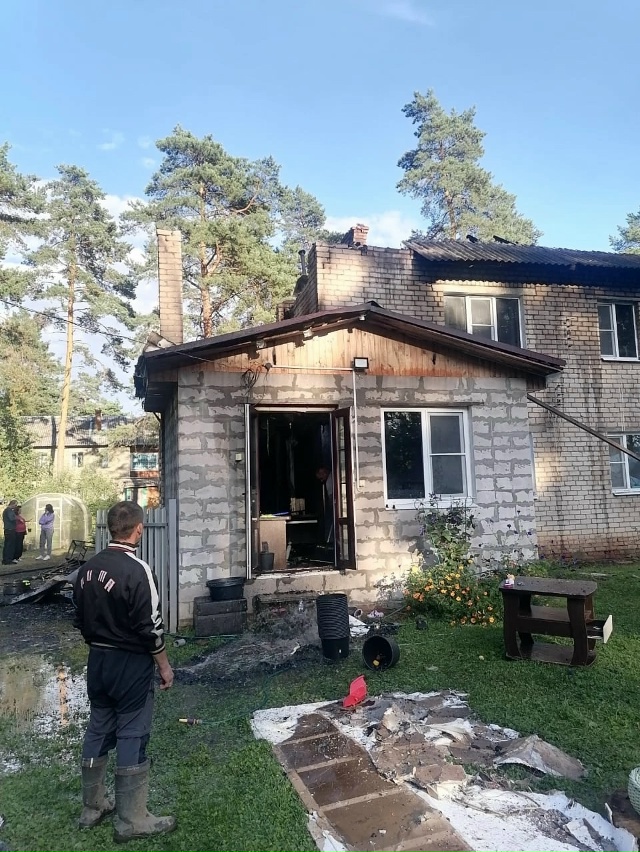 В Ярославской области в поселке при пансионате горел многоквартирный дом
