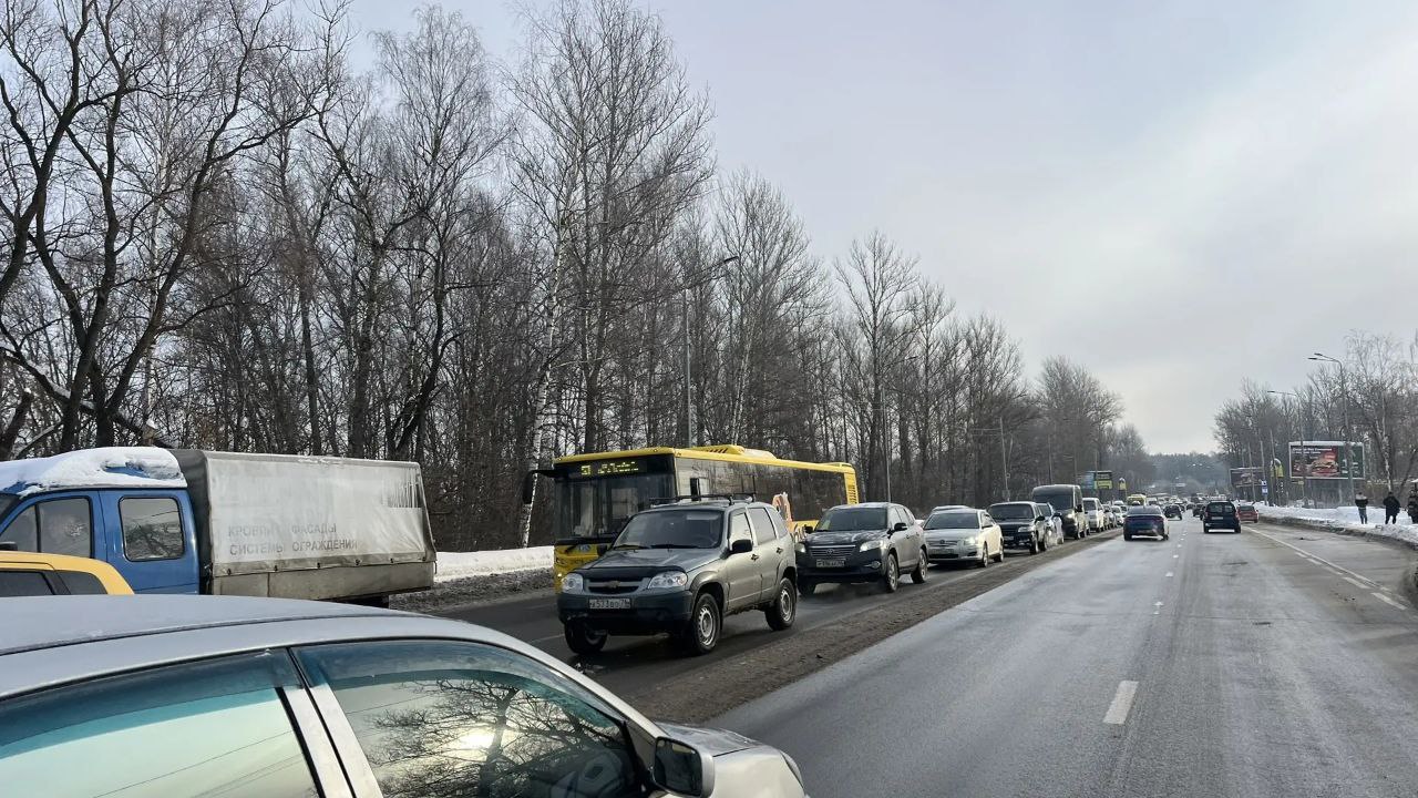 В Ярославле встало движение на выезде из Заволжского района