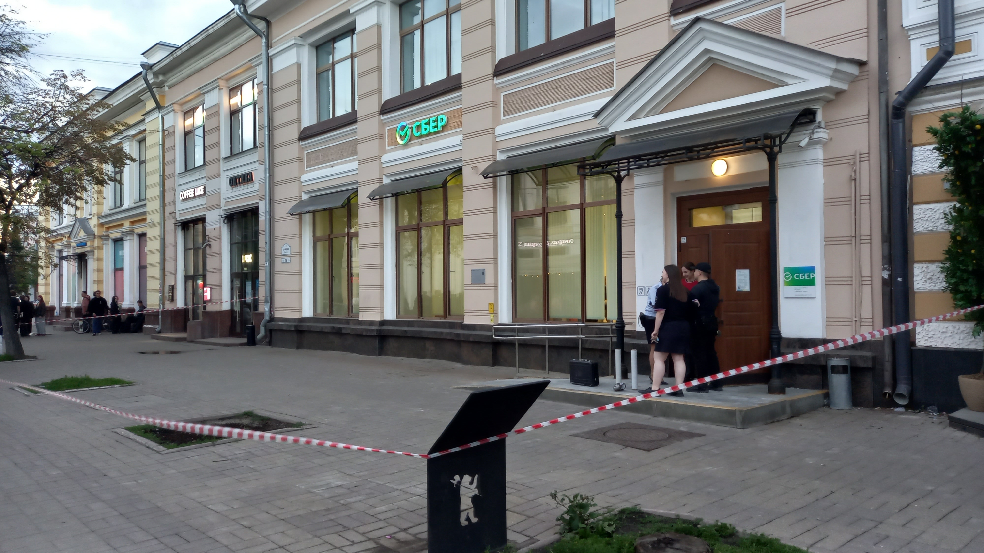 В результате поджогов двух отделений Сбербанка в Ярославле повреждена мебель
