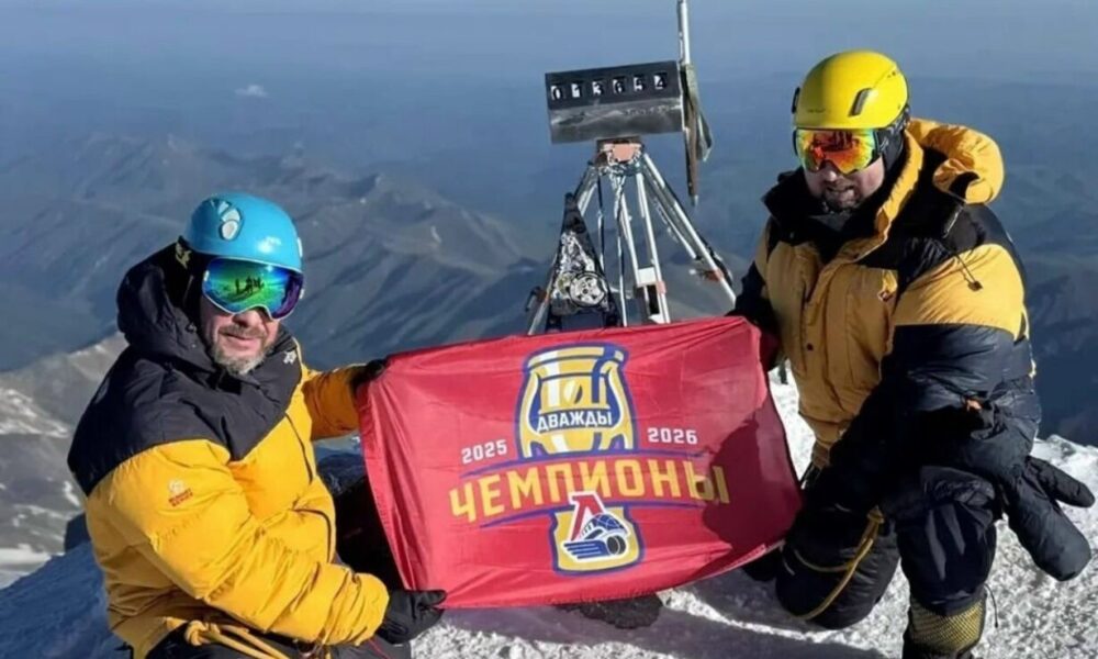 Флаг ярославского «Локомотива» развернули на вершине Эльбруса