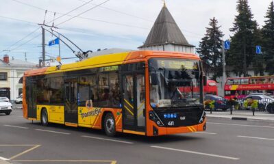 Жёлто-оранжевый троллейбус маршрута 5 на улице Ярославля