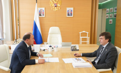 Глава Минпросвещения Сергей Кравцов и мэр Ярославля Артём Молчанов на рабочей встрече