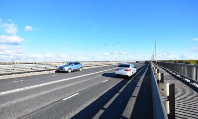 Октябрьский мост в Ярославле с движущимися автомобилями в ясный день