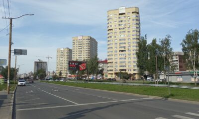 Городская улица в Ярославле с автомобилями, жилыми высотками и рекламным щитом