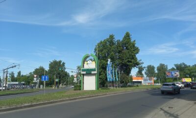 Стела «Заволжский район» у дороги в Ярославле