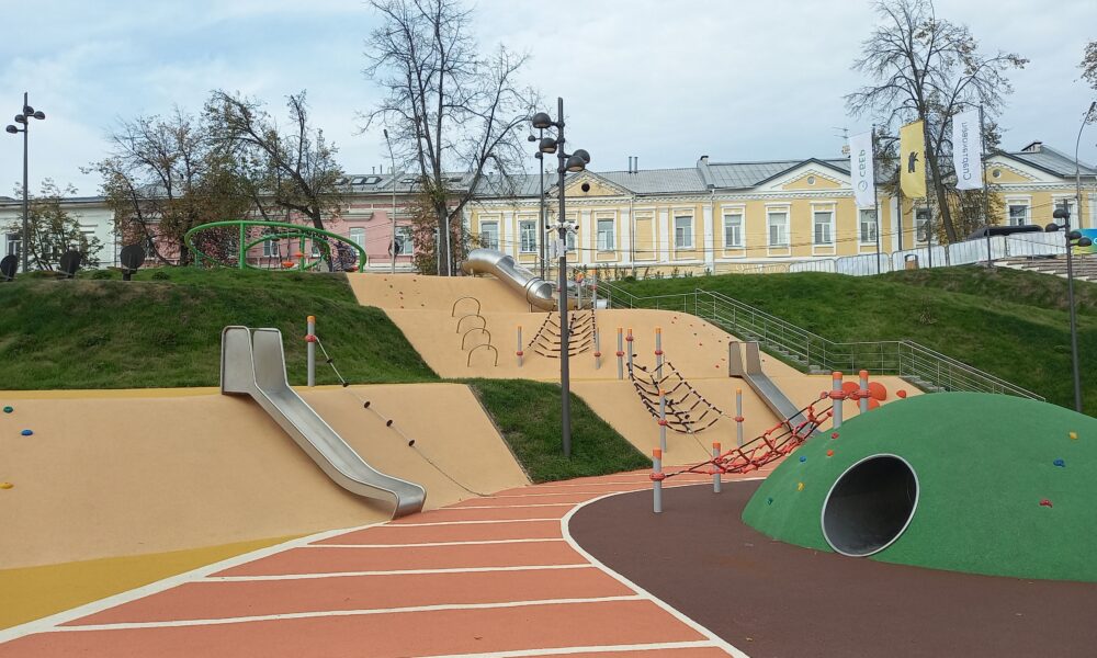 Обновлённая детская площадка «Спартаковец» с горками, канатной сеткой и зелёным холмом