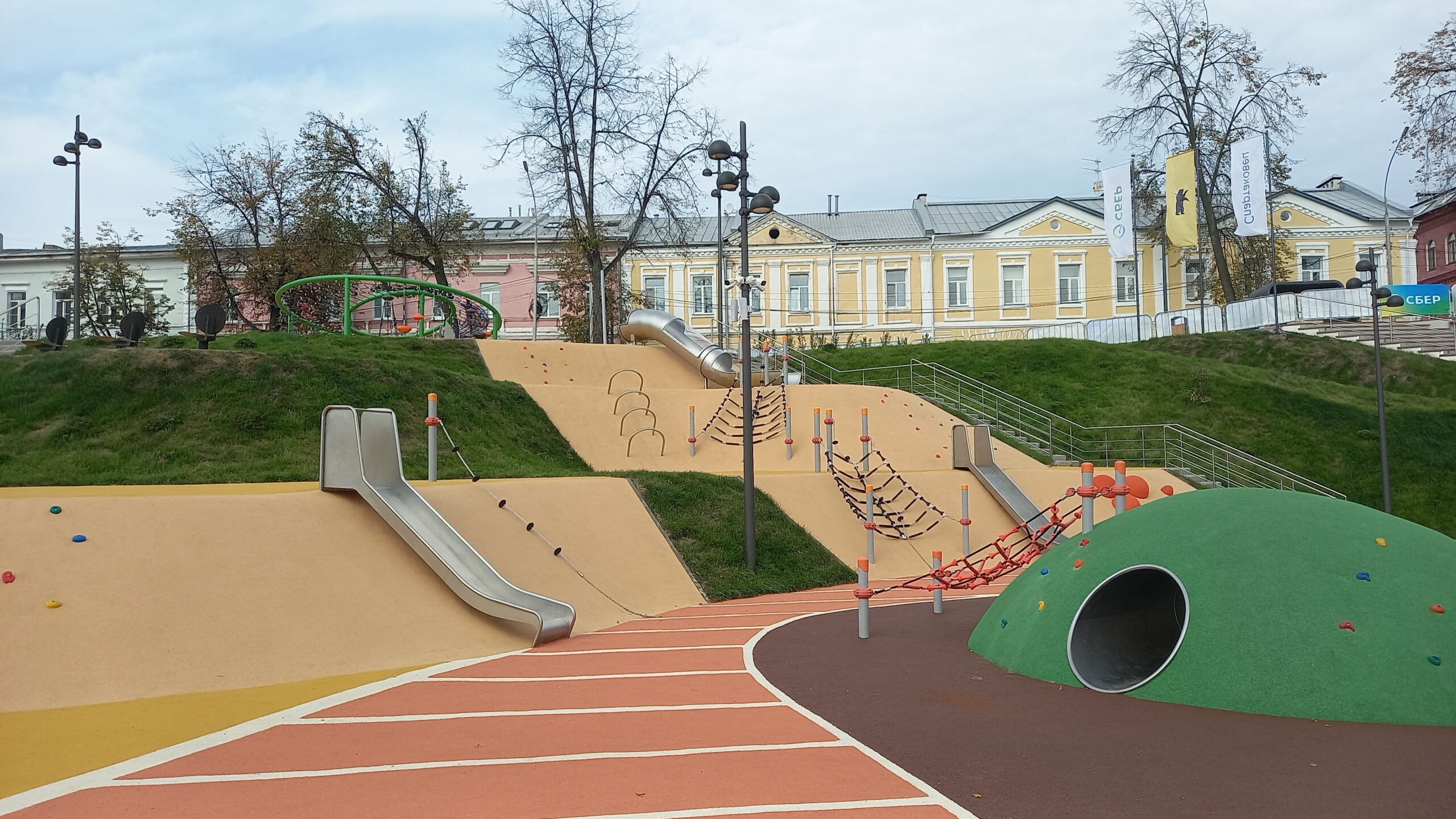 Обновлённая детская площадка «Спартаковец» с горками, канатной сеткой и зелёным холмом