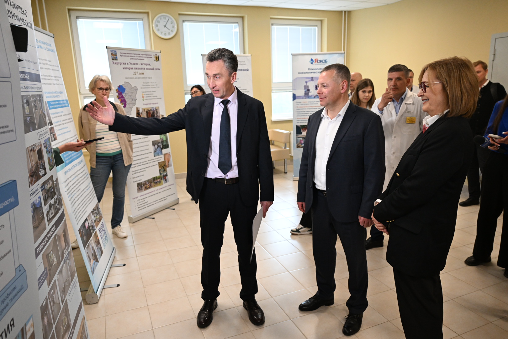 Представители больницы знакомятся со стендами центра мини-инвазивных технологий