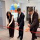 Торжественное перерезание красной ленты в школе с участием детей и взрослых