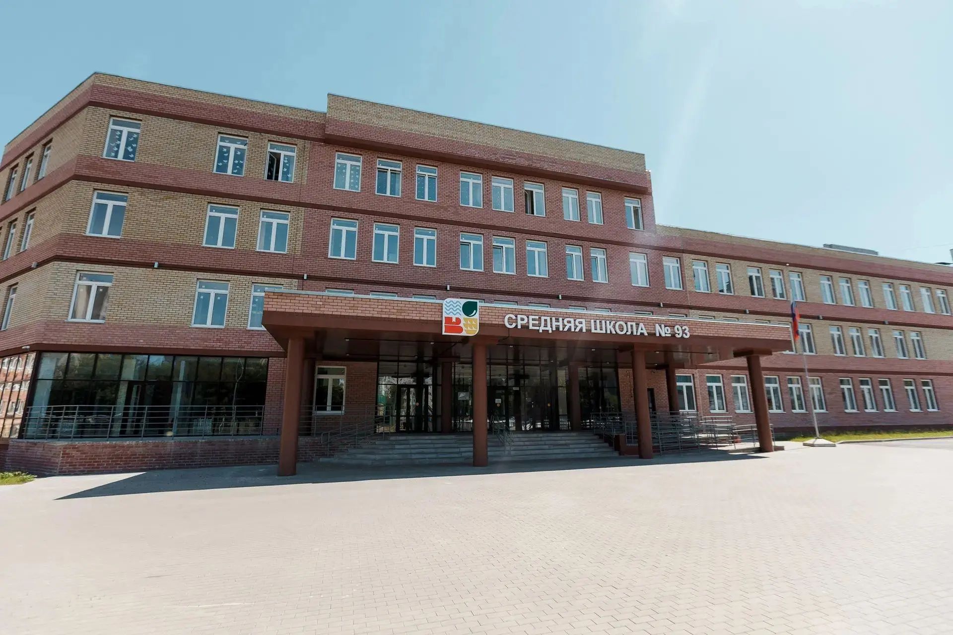 Здание средней школы № 93 в Ярославской области