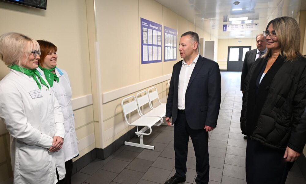 Михаил Евраев беседует с медработниками в коридоре поликлиники на улице Гоголя