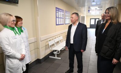Михаил Евраев беседует с медработниками в коридоре поликлиники на улице Гоголя