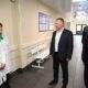 Михаил Евраев беседует с медработниками в коридоре поликлиники на улице Гоголя