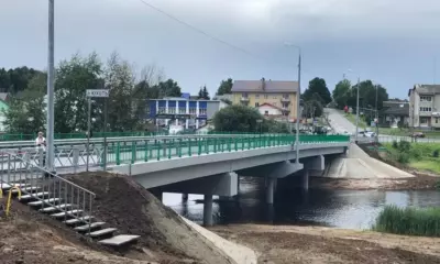 Мост через реку Юхоть в Большом Селе с зелёными перилами и пешеходной лестницей
