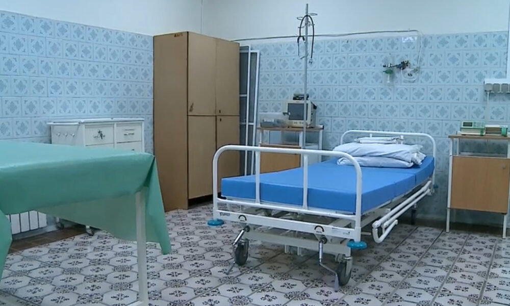 Больничная палата с пустой кроватью, капельницей и медицинским оборудованием