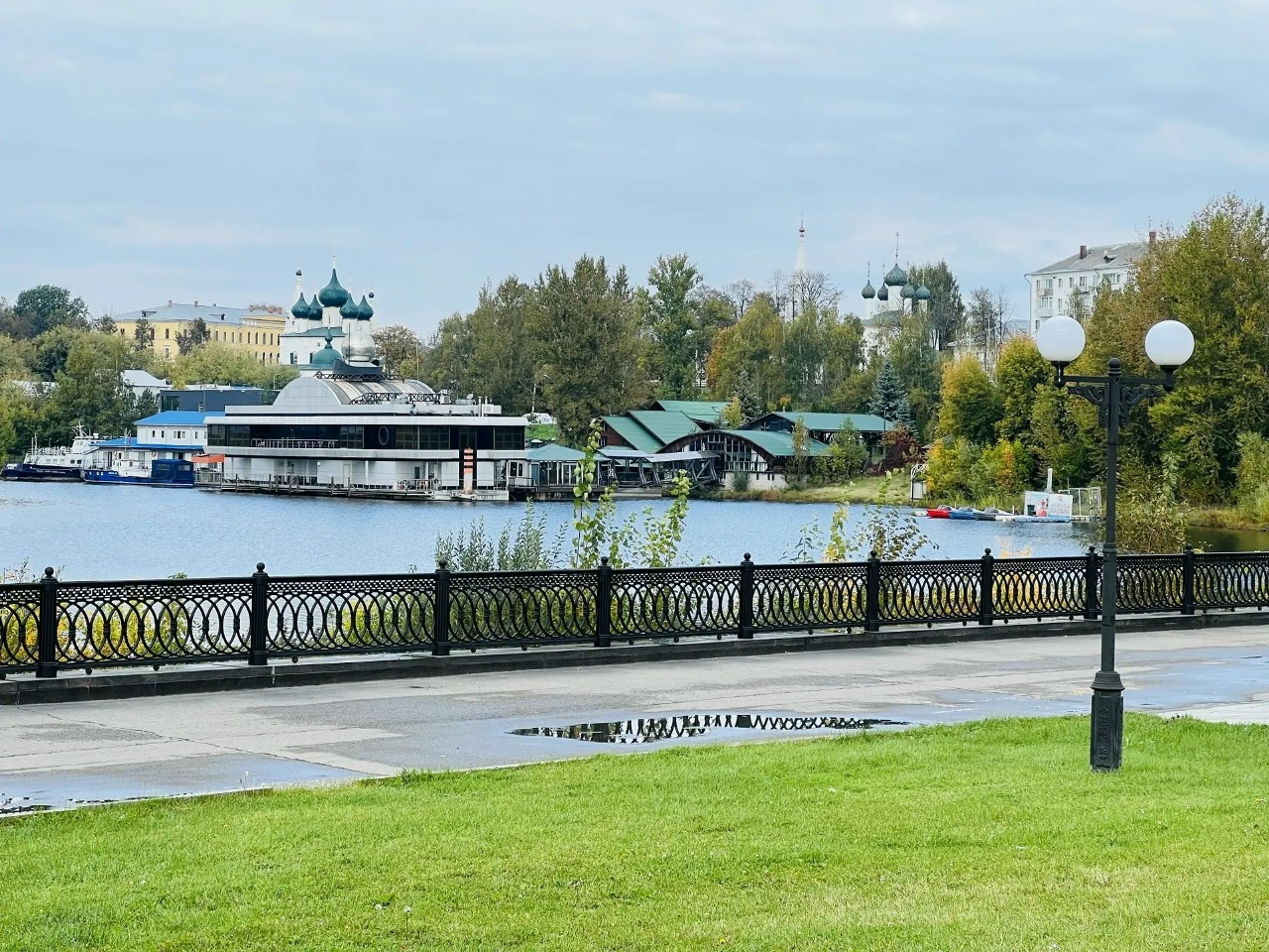 Клуб «Мёд» на берегу Которосли в Ярославле