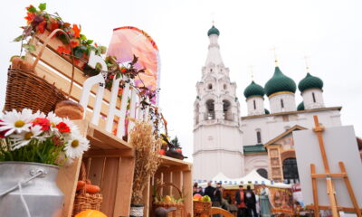 Осенняя экспозиция ЯрАгро у церкви с зелёными куполами