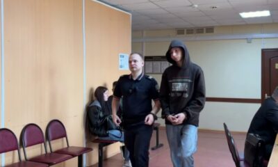 Подозреваемый в ДТП в Ярославле в сопровождении сотрудника полиции в здании суда