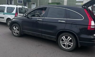 Чёрный кроссовер Honda CR-V у здания службы судебных приставов