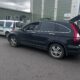 Чёрный кроссовер Honda CR-V у здания службы судебных приставов