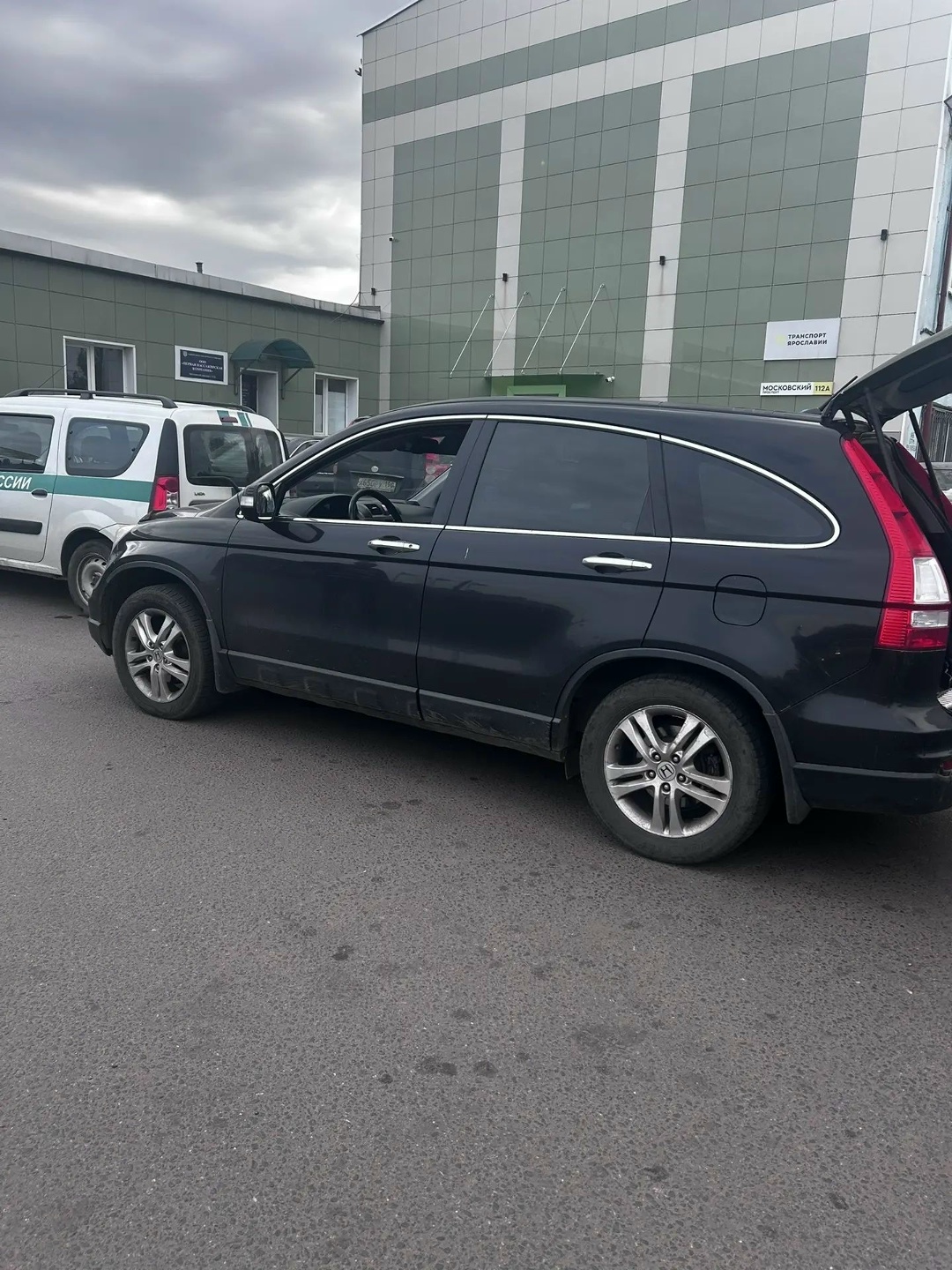 Чёрный кроссовер Honda CR-V у здания службы судебных приставов