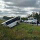 Автобус после ДТП съехал в кювет у дороги, рядом стоят автомобили и люди