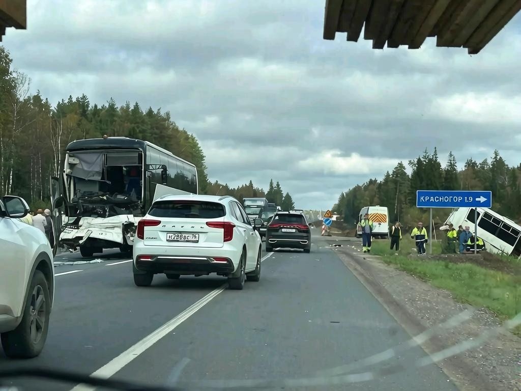 ДТП с автобусом и легковыми автомобилями на трассе у указателя «Красногор 19»