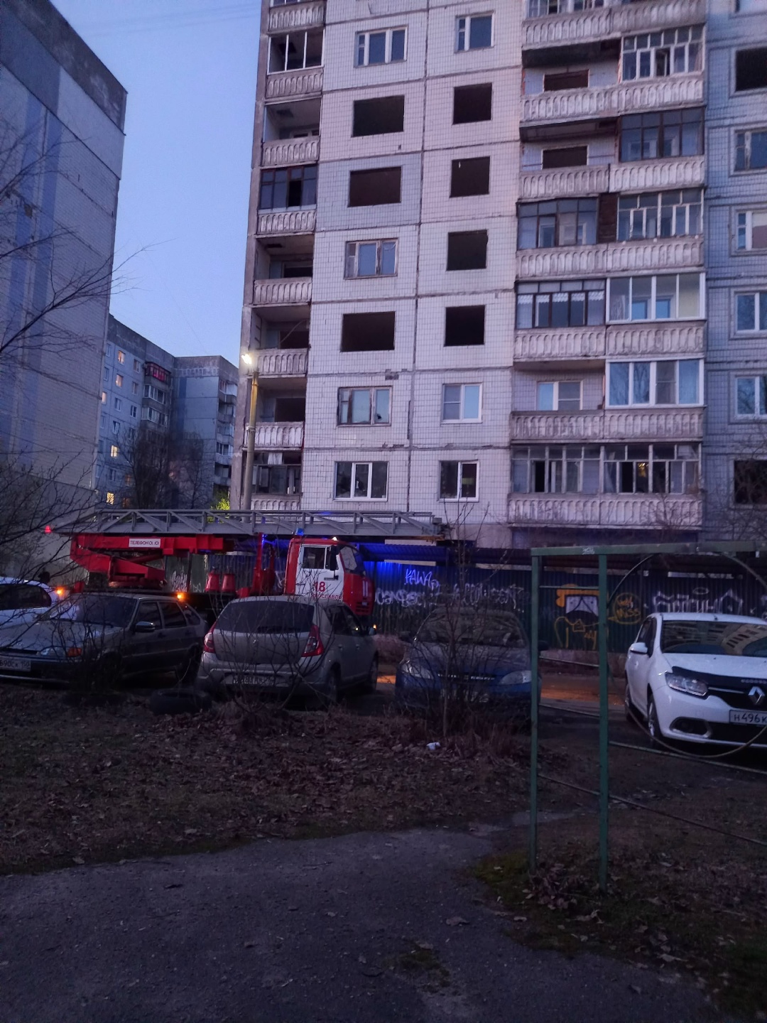 Повреждённый взрывом жилой дом в Ярославле и пожарная машина у подъезда