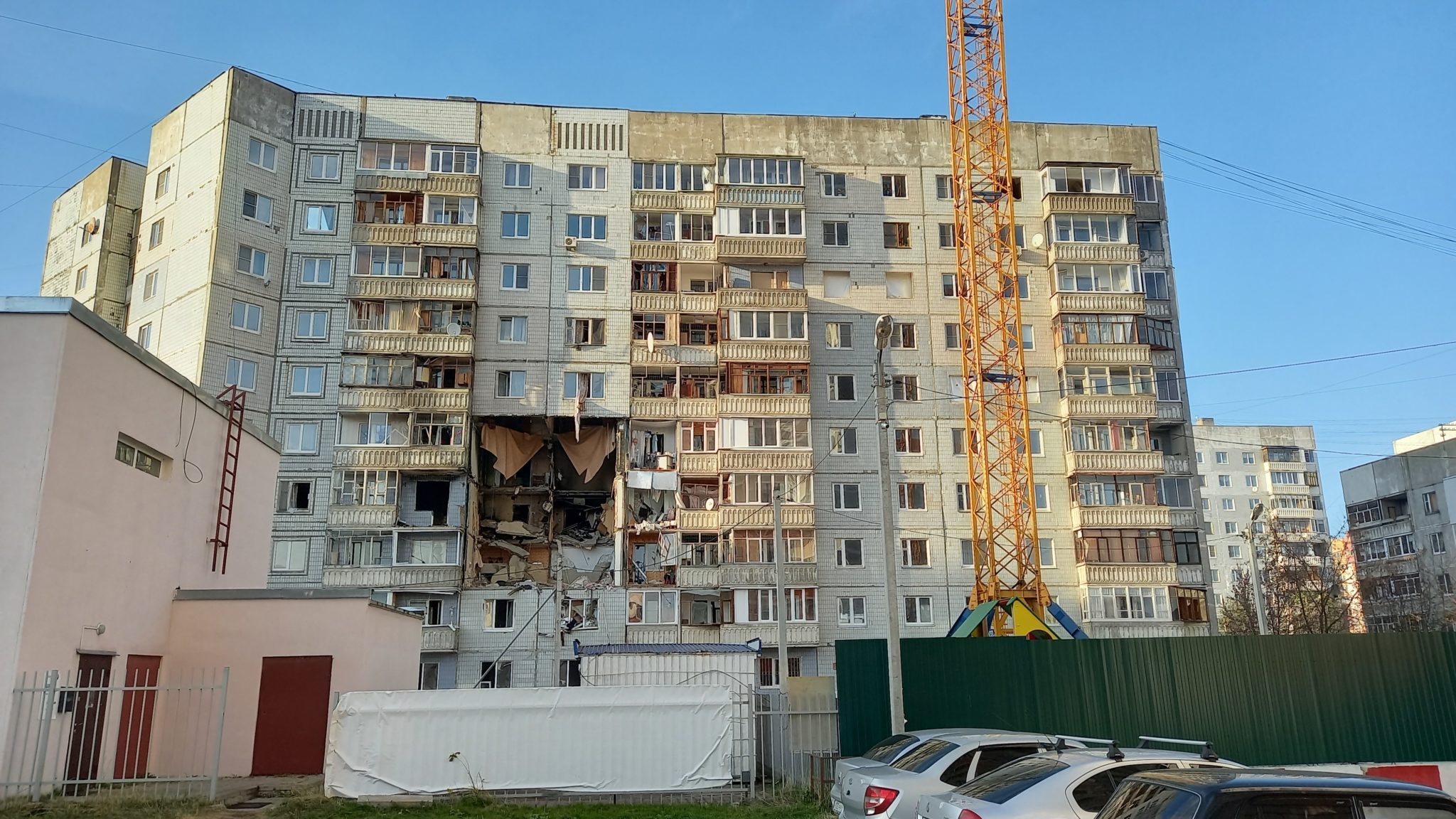 Повреждённый взрывом жилой дом на улице Батова в Ярославле