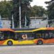 Оранжево-жёлтый троллейбус на городской улице под контактной сетью