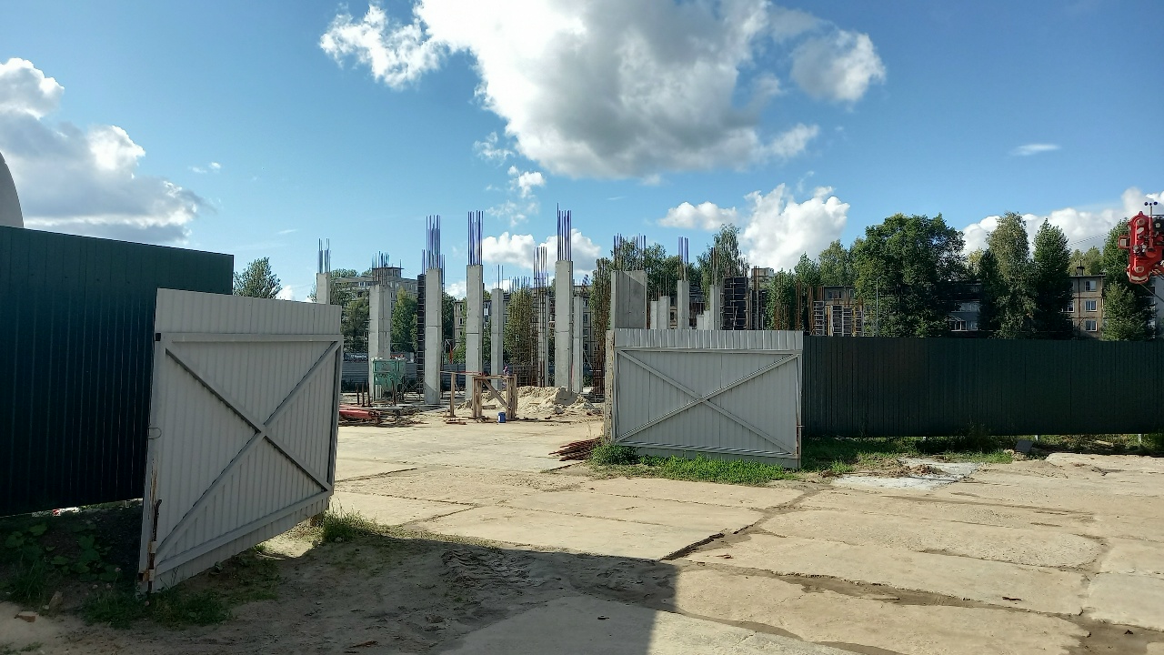 Строительство духовно-просветительского центра в Ярославле за открытыми воротами стройплощадки