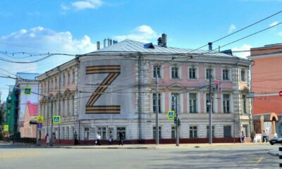 Дом офицеров в Ярославле с большим баннером в виде буквы Z на фасаде