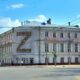 Дом офицеров в Ярославле с большим баннером в виде буквы Z на фасаде