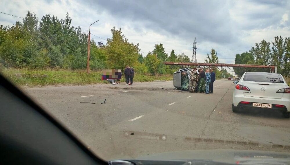 ДТП в Ярославле: перевернувшаяся иномарка на дороге, рядом стоят люди