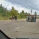 ДТП в Ярославле: перевернувшаяся иномарка на дороге, рядом стоят люди