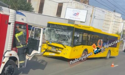 Повреждённый жёлтый автобус после ДТП с грузовиком, рядом пожарный