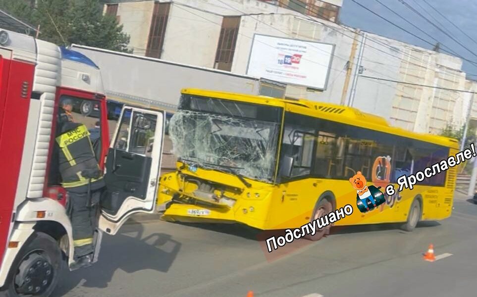 Повреждённый жёлтый автобус после ДТП с грузовиком, рядом пожарный